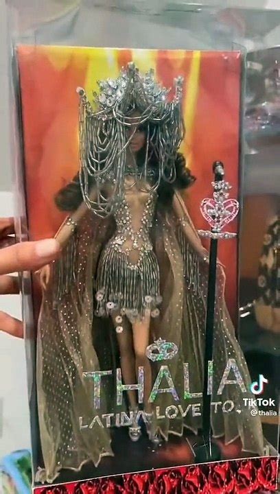 Thalía tiene una colección de Barbie con más de 500 muñecas muchas de