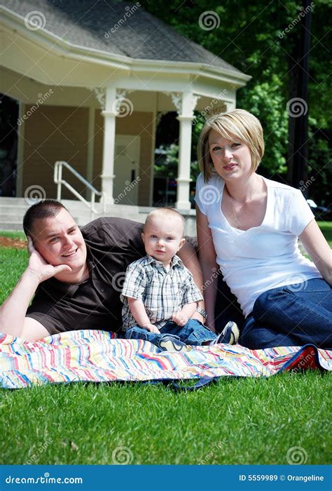 Familia Feliz Que Miente En La Hierba Vertical Imagen Imagen