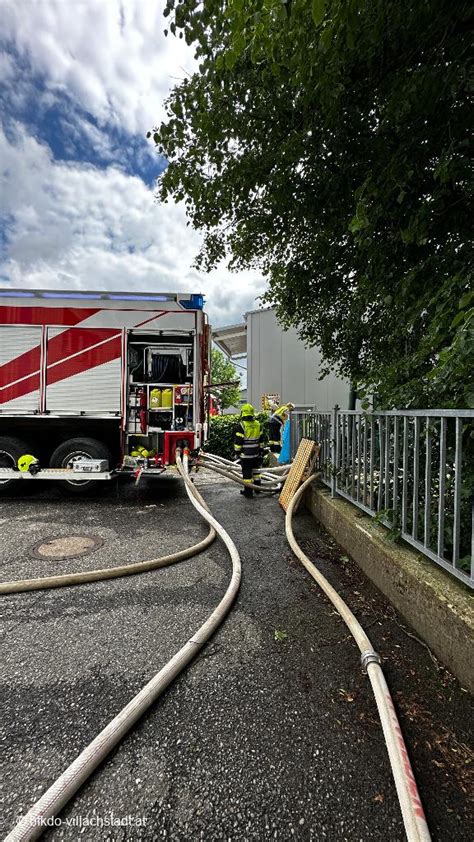 Lagerhalle In Vollbrand B 9 Bezirksfeuerwehrkommando Villach Stadt