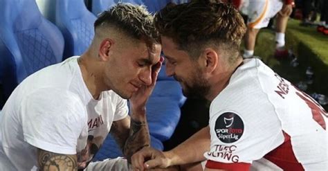 Galatasaray Torreira In Lacrime Per La Mamma Scomparsa Mertens Lo Consola