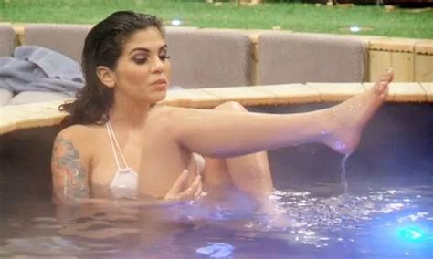 Celebrity Big Brother Cami Li And Calum Best Enjoy Steamy Hot Tub Catch Up The Mirror