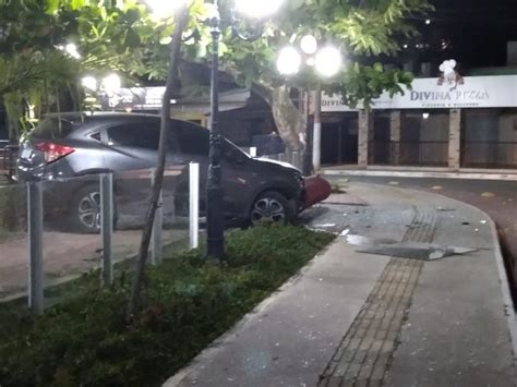 Câmeras flagram carro desgovernado atingindo praça agroecológica em