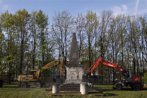 Polska likwiduje pomniki sowieckich okupantów W Głubczycach runął