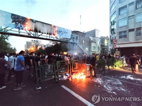 이란 히잡미착용 의문사 시위격화…발포에 16세 등 9명 사망 연합뉴스