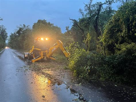 Veja Fotos Temporal Causa Alagamentos Destelhamentos E Quedas De