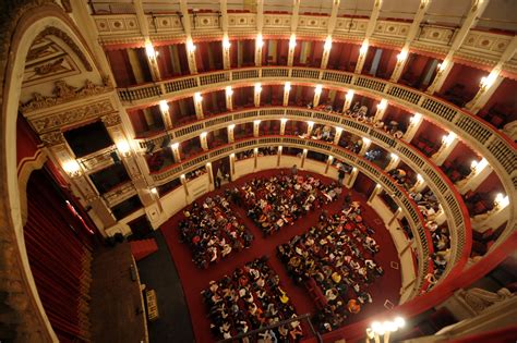 I Teatri A Napoli Un Tour Tra Le Meraviglie Dellarte Ioviaggio