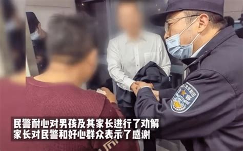 男孩与父母闹矛盾，深夜赤身离家出走，被热心群众和民警找回报警家长孩子