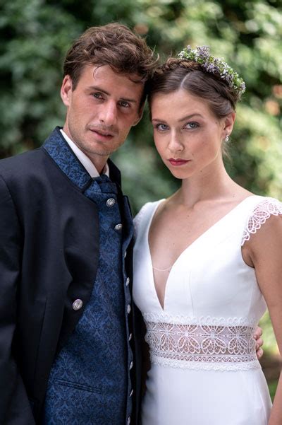 Elegante Trachtenhochzeit in blau Neuböck Mode Hochzeit Tracht