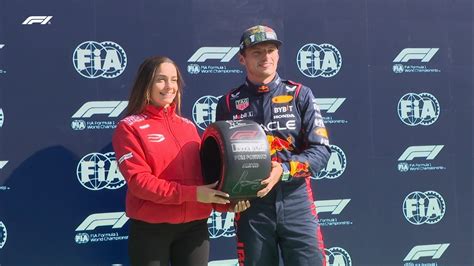 Foto F1 Marta García entrega troféu de pole position a Verstappen na