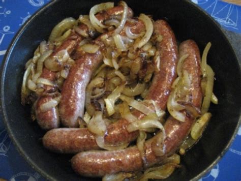 Rohe Bratwurst Mit Balsamico Zwiebeln Rezept Kochbar De