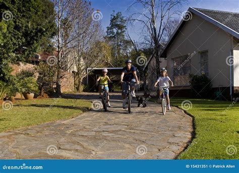 Familien Fahrrad Fahrt Stockbild Bild Von Draussen Leute