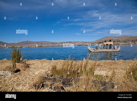 Uros Floating Islands Boat Hi Res Stock Photography And Images Alamy