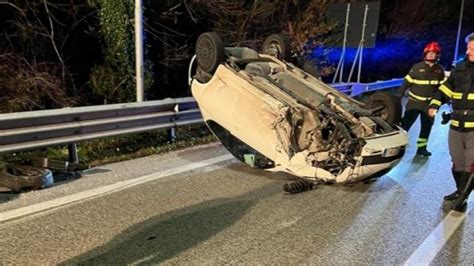 Isernia Scontro Sulla Statale 17 Auto Si Ribalta Due Feriti