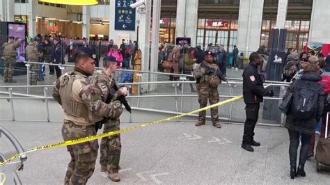 Accoltella tre persone alla stazione di Parigi una è grave L