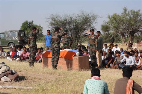 Jawan S Funeral With Military Honors सैन्य सम्मान के साथ जवान की अंत्येष्टी नम आंखों से दी