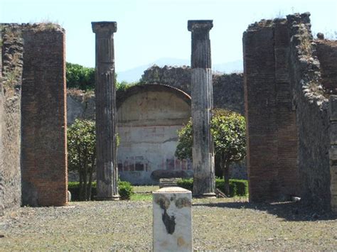 Viii52 Pompeii May 2005 Looking South Through Tablinum To Garden