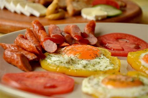 Desayuno Mexicano Huevos Revueltos En Pimiento Dulce Foto Premium