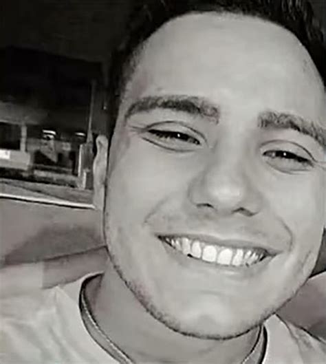 Vô tình tuột bikini lộ vòng một khi chơi ở bể bơi cô gái hứng chịu cái kết bi kịch