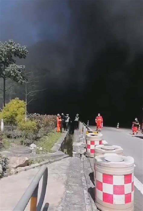 福建安溪一小货车隧道内自燃浓烟弥漫，已有三人受伤送医钟师傅龙岩吴同山