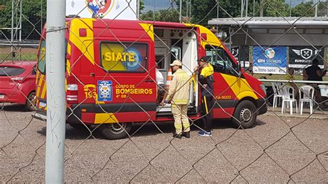 Criança é socorrida pelo Siate após se machucar em jogo de futebol na