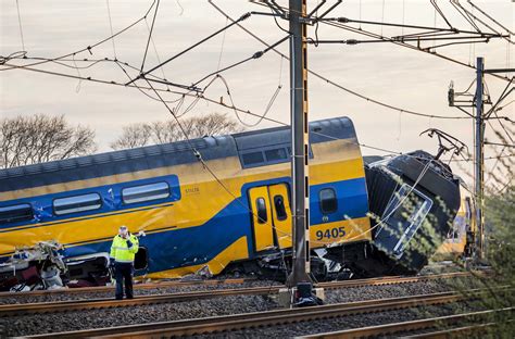 Al Menos Un Muerto En El Descarrilamiento De Tren En Pa Ses Bajos