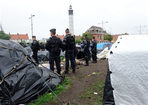 Calais évacuation d un camp de migrants par la police