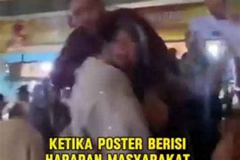 Heboh Video Poster Emak Emak Dirampas Dihadapan Presiden Jokowi