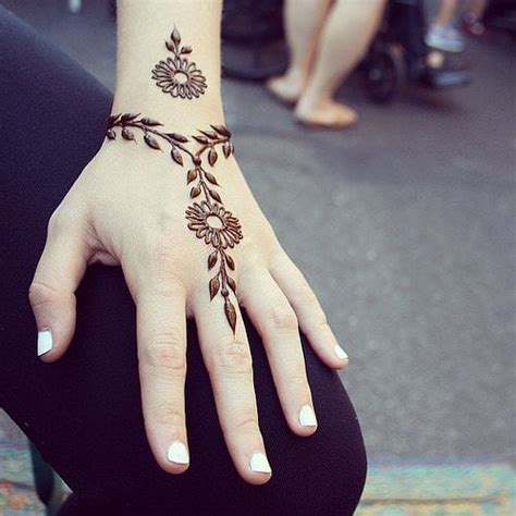 30 Easy Henna Mehndi Designs That You Can Draw Yourself Listaka