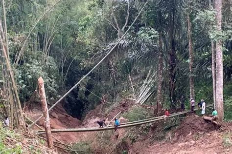 Tanah Longsor Putus Akses 2 Kecamatan Di Ponorogo Warga Swadaya Bangun