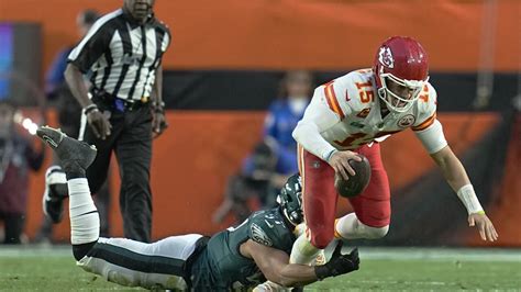 Mahomes' legend grows after re-aggravating ankle injury in Super Bowl LVII