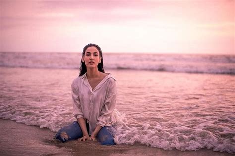 Sonal Chauhan Sizzling Hot Poses In Beach Filmy