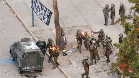 Chile atacaron con bombas molotov a dos mujeres policías durante las