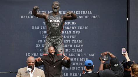 Heat Unveil Statue Of Dwyane Wade Outside Teams Arena Espn