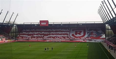 Jahn Regensburg Vs Hallescher Fc K Sesp Tzle Bei Tropischer Atmosph Re