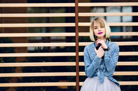 Free Photo A Portrait Of A Dreamy Blonde Girl With Bright Pink Lips