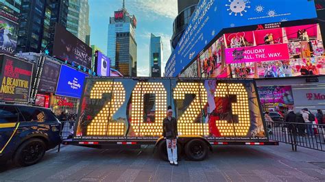 ⁴ᴷ NYC Christmas 2023 NYE Numerals in Times Square Rockefeller Center