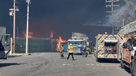 Incendio de gran magnitud consume fábrica de plásticos y madera en San