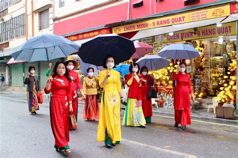 Hanoi women promote Vietnamese traditional dress