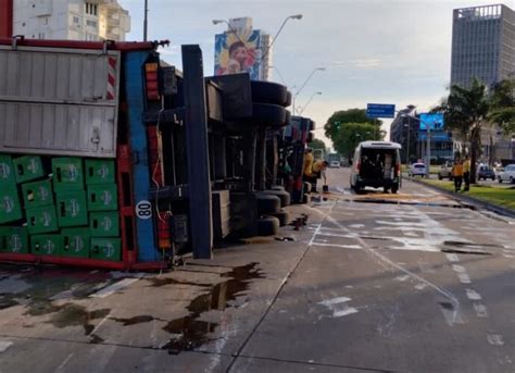 Santa Fe Un Cami N Cargado Con Cervezas Volc En Av Alem Power Max