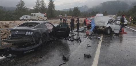 Antalya Da Feci Kaza Otomobiller Kafa Kafaya Girdi L Yaral