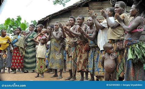 Gente De Una Tribu De Los Pigmeos De Baka En Pueblo Del Canto étnico