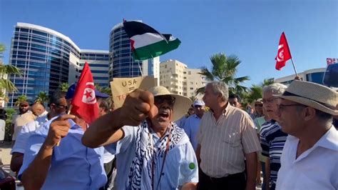 Decenas De Tunecinos Protestan Ante La Embajada De Ee Uu