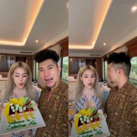 Ngân 98 gây sốc khi diện bikini bé tẹo đứng bán cá viên chiên vỉa hè