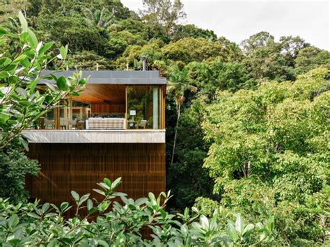 DB Arquitetos Impila Una Casa Con Schermi Di Legno Sulla Costa