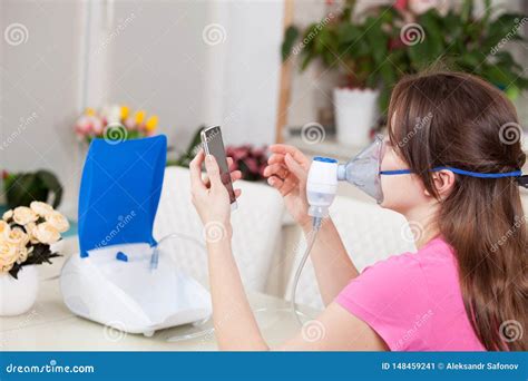 Mujer Joven Que Hace La Inhalaci N Con Un Nebulizador En Casa Marca El