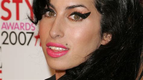 How To Replicate Amy Winehouse S Makeup Routine