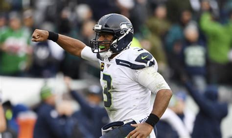 Russell Wilson Becomes St Qb In Nfl History To Start Career With