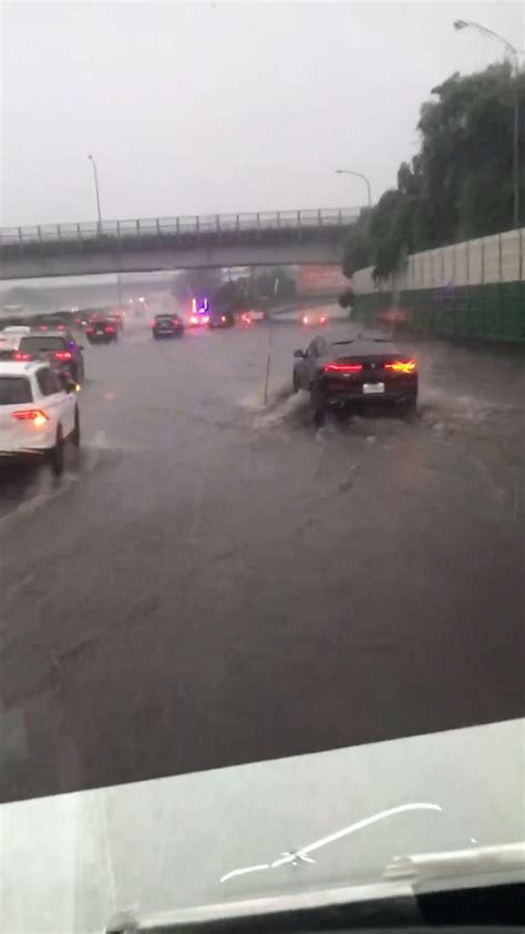 豪大雨炸中台灣 ！水淹半個輪胎高 早餐店前慘成小河｜東森新聞：新聞在哪 東森就在哪裡