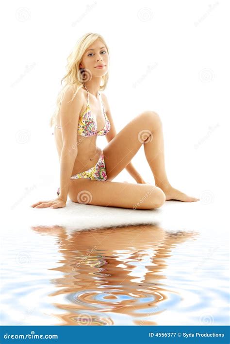 Blond Dans Le Bikini Se Reposant Sur Le Sable Blanc Image Stock Image