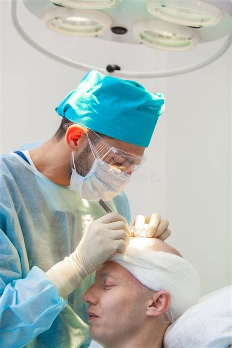 Traitement De Calvitie Greffe De Cheveux Chirurgiens Dans La Salle D Op